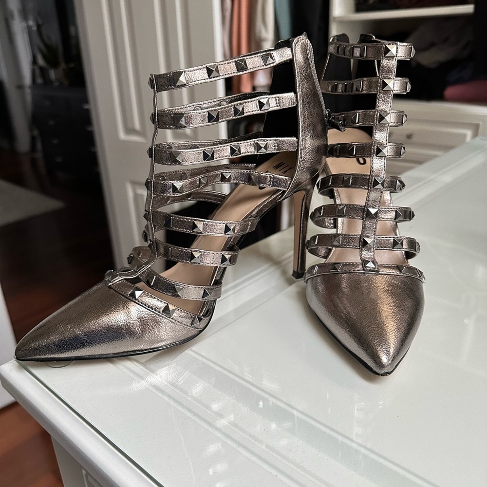 Closed toe 4” pewter stiletto size 8 M6-Danela